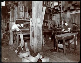 Innenansicht von Männern, die bei der New York Leather Belting Co. mit Leder arbeiten, New York, 1905 oder 1906